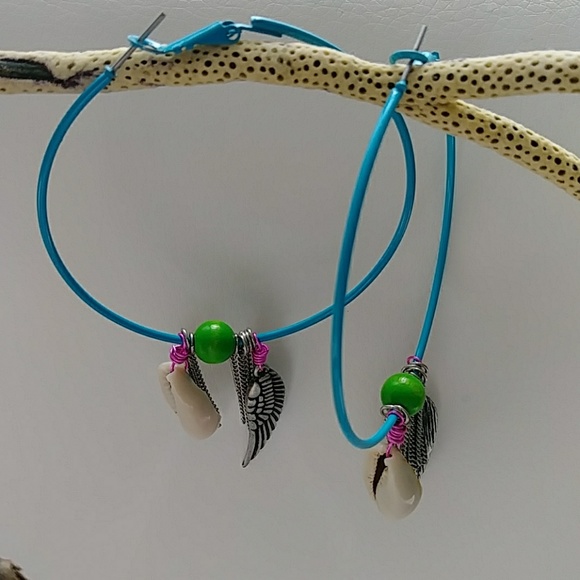 SOLD Retro Ángel Wing Cowrie Shell Hoop Earring - Picture 4 of 8